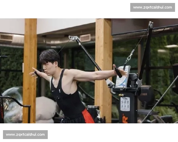 一身白配粉书包!杨瀚森登机赴客场 一身白配粉书包!杨瀚森登机赴客场